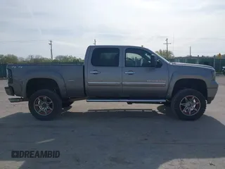 2013 GMC Sierra 2500HD Denali z VIN 1GT125E81DF127112, wystawiony jako IAAI lot #41907764 z przebiegiem 289 619 mil mil oraz . Historia ofert i sprzedaży dostępna na DreamBid. Obrazek 13.