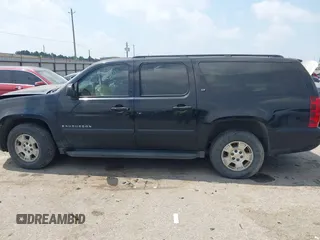 2008 Chevrolet Suburban 3LT z VIN 3GNFC16018G108883, wystawiony jako IAAI lot #42271973 z przebiegiem Nie podano mil oraz . Historia ofert i sprzedaży dostępna na DreamBid. Obrazek 14.