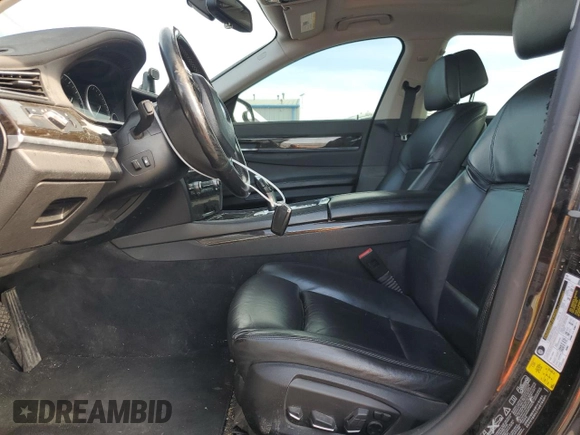 2013 BMW 7 Series 750i xDrive z VIN WBAYB6C50DD223559, wystawiony jako Copart lot #54000435 z przebiegiem 265 821 mil mil oraz Czysty tytuł • Clean title. Historia ofert i sprzedaży dostępna na DreamBid. Obrazek 7.