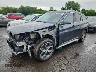2018 BMW X1 xDrive28i z VIN WBXHT3C31J5L33817, wystawiony jako Copart lot #63709435 z przebiegiem 68 205 mil mil oraz Szkoda całkowita • Salvage title. Historia ofert i sprzedaży dostępna na DreamBid. Obrazek 1.