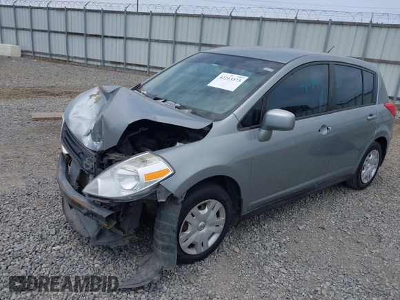 2011 Nissan Versa S z VIN 3N1BC1CP3BL360225, wystawiony jako IAAI lot #42213373 z przebiegiem 250 766 mil mil oraz . Historia ofert i sprzedaży dostępna na DreamBid. Obrazek 2.