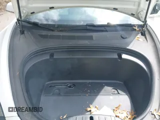 2020 Tesla Model 3 Long Range z VIN 5YJ3E1EB0LF712545, wystawiony jako IAAI lot #42198461 z przebiegiem 22 322 mil mil oraz . Historia ofert i sprzedaży dostępna na DreamBid. Obrazek 10.