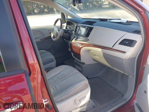 2014 Toyota Sienna XLE z VIN 5TDYK3DC6ES440358, wystawiony jako IAAI lot #40988116 z przebiegiem 87 692 mil mil oraz . Historia ofert i sprzedaży dostępna na DreamBid. Obrazek 5.