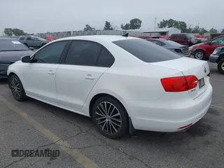 2014 Volkswagen Jetta SE с VIN 3VWD17AJ5EM390433, выставлен на аукционе IAAI как лот 42432308 с пробегом 257 086 миль миль и . История ставок и продаж доступна на DreamBid. Изображение 3.