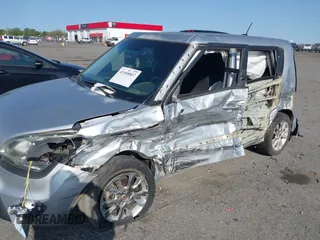 2013 Kia Soul + z VIN KNDJT2A65D7560605, wystawiony jako IAAI lot #41908807 z przebiegiem 186 810 mil mil oraz . Historia ofert i sprzedaży dostępna na DreamBid. Obrazek 6.
