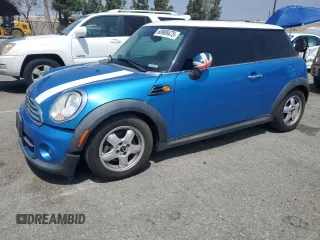 2011 MINI Hardtop z VIN WMWSU3C59BT252124, wystawiony jako Copart lot #60909475 z przebiegiem 160 940 mil mil oraz Czysty tytuł • Clean title. Historia ofert i sprzedaży dostępna na DreamBid. Obrazek 1.