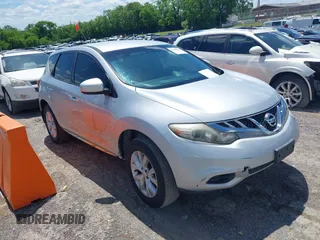 2013 Nissan Murano SV z VIN JN8AZ1MUXDW209976, wystawiony jako IAAI lot #42206311 z przebiegiem 168 984 mil mil oraz . Historia ofert i sprzedaży dostępna na DreamBid. Obrazek 1.
