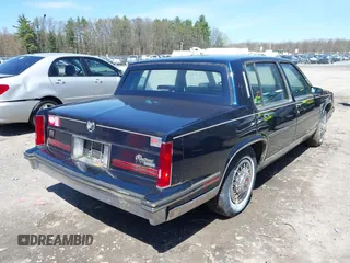 1988 Cadillac Fleetwood z VIN 1G6CB5153J4265796, wystawiony jako IAAI lot #42129869 z przebiegiem 63 756 mil mil oraz . Historia ofert i sprzedaży dostępna na DreamBid. Obrazek 4.