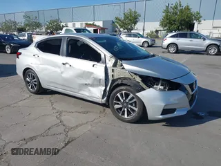 2022 Nissan Versa SV z VIN 3N1CN8EV7NL849623, wystawiony jako IAAI lot #42303523 z przebiegiem 20 781 mil mil oraz . Historia ofert i sprzedaży dostępna na DreamBid. Obrazek 1.