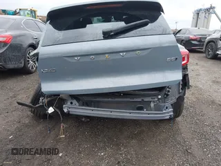 2023 Volvo XC40 Ultimate Bright Theme с VIN YV4L12UAXP2025895, выставлен на аукционе IAAI как лот 42294917 с пробегом 5 384 миль миль и . История ставок и продаж доступна на DreamBid. Изображение 17.
