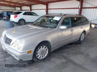 2001 Mercedes-Benz E 320 z VIN WDBJH65JX1B279172, wystawiony jako IAAI lot #42397998 z przebiegiem 211 685 mil mil oraz . Historia ofert i sprzedaży dostępna na DreamBid. Obrazek 2.