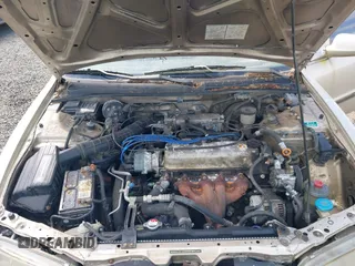 1995 Honda Accord LX with VIN 1HGCD563XSA013868, listed as a IAAI auction lot 42053028 with 184,181 mi miles and . Bid and sale history available at carsss.com. Image 10.