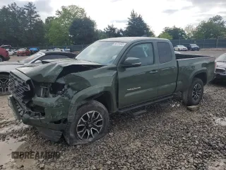 2022 Toyota Tacoma SR z VIN 3TYSZ5AN8NT096572, wystawiony jako Copart lot #56731845 z przebiegiem 26 045 mil mil oraz Szkoda całkowita • Salvage title. Historia ofert i sprzedaży dostępna na DreamBid. Obrazek 1.