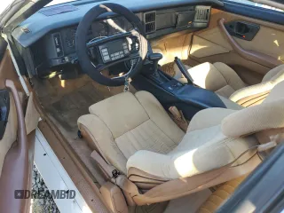 1988 Pontiac Firebird z VIN 1G2FW2183JL204840, wystawiony jako Copart lot #69142254 z przebiegiem 62 529 mil mil oraz Czysty tytuł • Clean title. Historia ofert i sprzedaży dostępna na DreamBid. Obrazek 8.