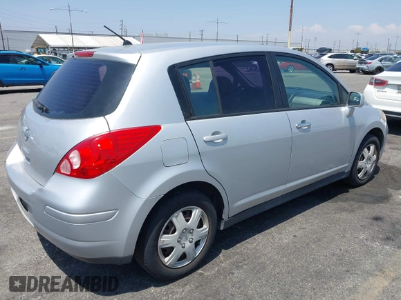 2009 Nissan Versa S z VIN 3N1BC13E19L355632, wystawiony jako IAAI lot #42444365 z przebiegiem 167 792 mil mil oraz . Historia ofert i sprzedaży dostępna na DreamBid. Obrazek 4.