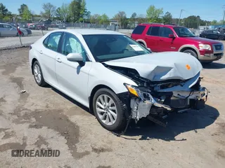 2023 Toyota Camry LE z VIN 4T1C11AK9PU142300, wystawiony jako IAAI lot #42063540 z przebiegiem 34 048 mil mil oraz . Historia ofert i sprzedaży dostępna na DreamBid. Obrazek 1.