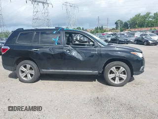 2013 Toyota Highlander Limited z VIN 5TDDK3EH4DS195650, wystawiony jako IAAI lot #42667439 z przebiegiem 136 105 mil mil oraz . Historia ofert i sprzedaży dostępna na DreamBid. Obrazek 14.