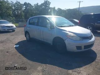 2007 Nissan Versa SL с VIN 3N1BC13E57L394446, выставлен на аукционе IAAI как лот 42855943 с пробегом 169 375 миль миль и . История ставок и продаж доступна на DreamBid. Изображение 1.