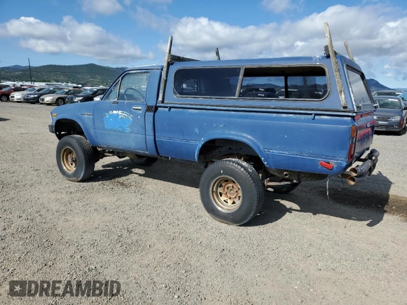 1983 Toyota Pickup z VIN JT4RN48D0D0062446, wystawiony jako Copart lot #59037805 z przebiegiem 157 999 mil mil oraz Czysty tytuł • Clean title. Historia ofert i sprzedaży dostępna na DreamBid. Obrazek 2.