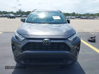 2024 Toyota RAV4 XLE Premium z VIN 2T3C1RFVXRC295264, wystawiony jako IAAI lot #42229471 z przebiegiem 6 717 mil mil oraz . Historia ofert i sprzedaży dostępna na DreamBid. Obrazek 12.