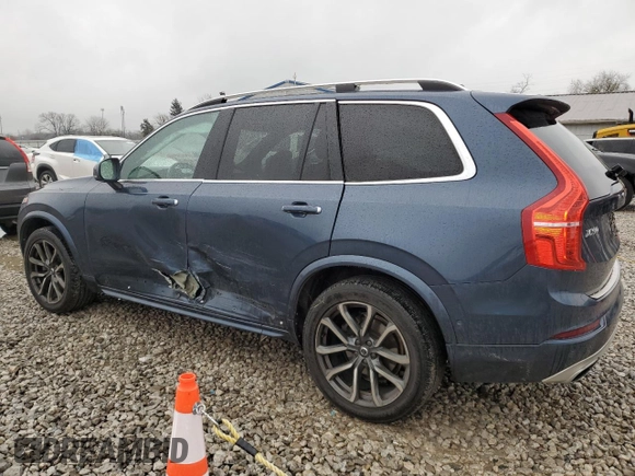 2018 Volvo XC90 Momentum z VIN YV4A22PK9J1333016, wystawiony jako Copart lot #52053885 z przebiegiem 75 431 mil mil oraz Szkody całkowita. Historia ofert i sprzedaży dostępna na DreamBid. Obrazek 2.