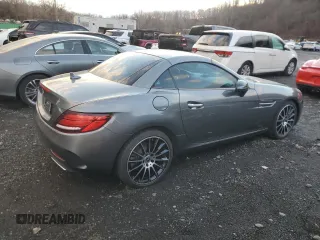 2020 Mercedes-Benz SLC 300 z VIN W1KPK3JA0LF172375, wystawiony jako Copart lot #56552705 z przebiegiem 16 831 mil mil oraz Nie do naprawy. Historia ofert i sprzedaży dostępna na DreamBid. Obrazek 3.