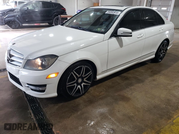 2013 Mercedes-Benz C 300 Sport z VIN WDDGF8AB9DR260965, wystawiony jako Copart lot #59352815 z przebiegiem 134 994 mil mil oraz Szkoda całkowita • Salvage title. Historia ofert i sprzedaży dostępna na DreamBid. Obrazek 1.