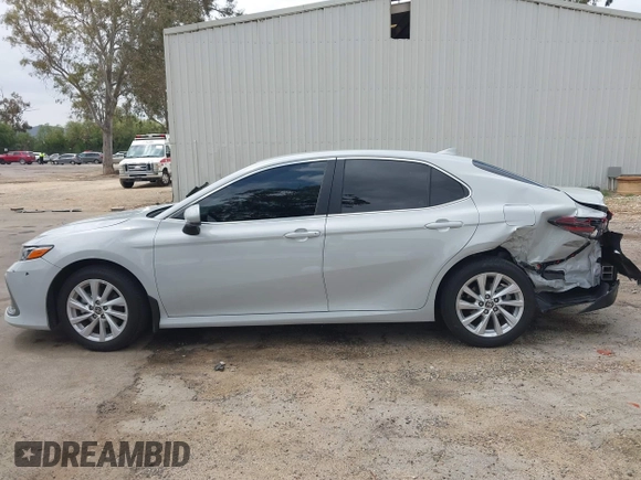 2024 Toyota Camry LE z VIN 4T1C11AK9RU228788, wystawiony jako IAAI lot #42108189 z przebiegiem 26 359 mil mil oraz . Historia ofert i sprzedaży dostępna na DreamBid. Obrazek 14.