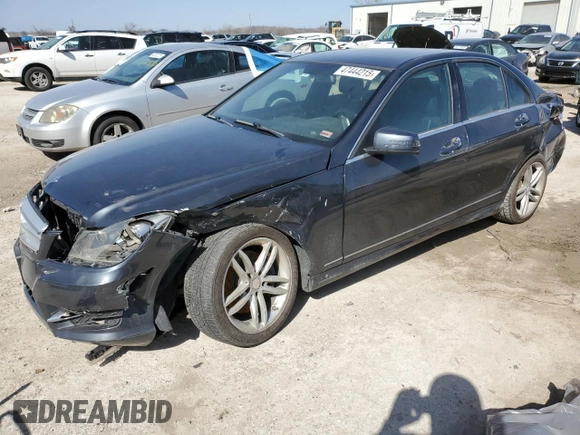 2013 Mercedes-Benz C 300 Sport z VIN WDDGF8AB3DG122432, wystawiony jako Copart lot #47444215 z przebiegiem 139 825 mil mil oraz Szkoda całkowita • Salvage title. Historia ofert i sprzedaży dostępna na DreamBid. Obrazek 1.