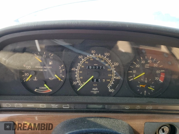 1989 Mercedes-Benz 300 300SE z VIN WDBCA24D1KA433423, wystawiony jako Copart lot #58725775 z przebiegiem 281 775 mil mil oraz Szkoda całkowita • Salvage title. Historia ofert i sprzedaży dostępna na DreamBid. Obrazek 9.