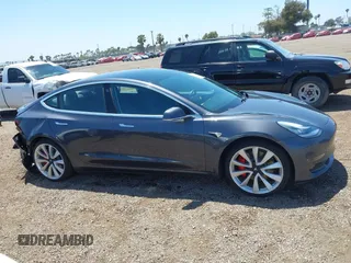 2018 Tesla Model 3 Long Range Battery z VIN 5YJ3E1EB8JF105886, wystawiony jako IAAI lot #42268190 z przebiegiem 80 917 mil mil oraz . Historia ofert i sprzedaży dostępna na DreamBid. Obrazek 14.