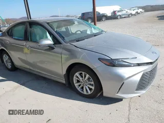 2025 Toyota Camry LE z VIN 4T1DAACKXSU503950, wystawiony jako IAAI lot #40949973 z przebiegiem 4 544 mil mil oraz . Historia ofert i sprzedaży dostępna na DreamBid. Obrazek 1.