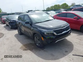 2021 Kia Seltos LX z VIN KNDEPCAA3M7071555, wystawiony jako IAAI lot #42210777 z przebiegiem 51 888 mil mil oraz . Historia ofert i sprzedaży dostępna na DreamBid. Obrazek 1.