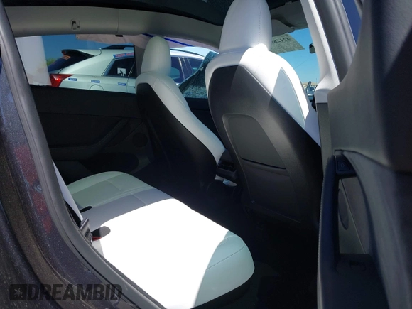 2024 Tesla Model Y Long Range z VIN 7SAYGDEE0RF128802, wystawiony jako IAAI lot #42128685 z przebiegiem 15 713 mil mil oraz . Historia ofert i sprzedaży dostępna na DreamBid. Obrazek 8.