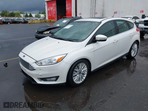 2015 Ford Focus Titanium z VIN 1FADP3N28FL262273, wystawiony jako IAAI lot #42552995 z przebiegiem 60 504 mil mil oraz . Historia ofert i sprzedaży dostępna na DreamBid. Obrazek 2.