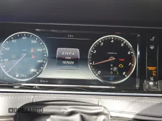 2017 Mercedes-Benz S 550 z VIN WDDUG8FB7HA324174, wystawiony jako Copart lot #79862674 z przebiegiem 157 624 mil mil oraz Nie do naprawy • Non repairable. Historia ofert i sprzedaży dostępna na DreamBid. Obrazek 9.
