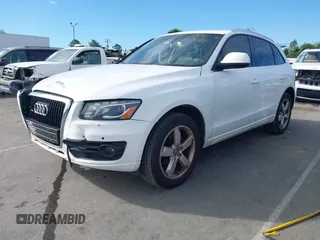 2010 Audi Q5 Premium Plus z VIN WA1LKAFP1AA045035, wystawiony jako IAAI lot #42240670 z przebiegiem 181 942 mil mil oraz . Historia ofert i sprzedaży dostępna na DreamBid. Obrazek 2.