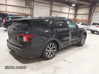 2025 Ford Explorer ST-Line z VIN 1FMUK8KH5SGA50542, wystawiony jako IAAI lot #42023496 z przebiegiem 8 419 mil mil oraz . Historia ofert i sprzedaży dostępna na DreamBid. Obrazek 4.