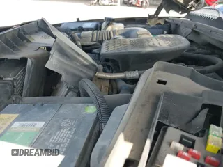 2005 Chevrolet Silverado 2500HD LS z VIN 1GCHC23215F806663, wystawiony jako IAAI lot #43004473 z przebiegiem 321 636 mil mil oraz . Historia ofert i sprzedaży dostępna na DreamBid. Obrazek 20.