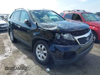 2013 Kia Sorento LX z VIN 5XYKT3A61DG405417, wystawiony jako IAAI lot #41525511 z przebiegiem 195 424 mil mil oraz . Historia ofert i sprzedaży dostępna na DreamBid. Obrazek 1.