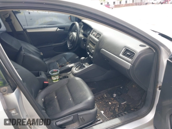 2014 Volkswagen Jetta SE z VIN 3VWD17AJ8EM314253, wystawiony jako IAAI lot #42361152 z przebiegiem 118 638 mil mil oraz . Historia ofert i sprzedaży dostępna na DreamBid. Obrazek 5.