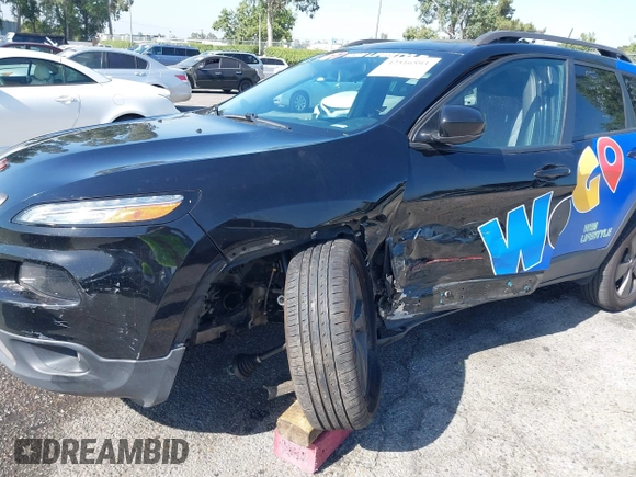2017 Jeep Cherokee Latitude z VIN 1C4PJLCB7HW578728, wystawiony jako IAAI lot #42516593 z przebiegiem 135 757 mil mil oraz . Historia ofert i sprzedaży dostępna na DreamBid. Obrazek 6.