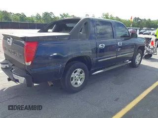 2004 Chevrolet Avalanche Z71 with VIN 3GNEK12T74G265777, listed as a IAAI auction lot 42173825 with 239,216 mi miles. Bid and sale history available at carsss.com. Image 4.