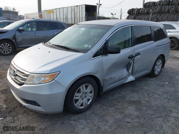 2013 Honda Odyssey LX with VIN 5FNRL5H22DB028827, listed as a IAAI auction lot 41775121 with 211,205 mi miles. Bid and sale history available at carsss.com. Image 17.