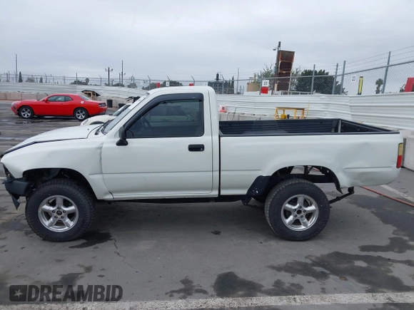 1992 Toyota Pickup z VIN 4TARN81A0NZ008256, wystawiony jako IAAI lot #41766264 z przebiegiem 278 220 mil mil oraz . Historia ofert i sprzedaży dostępna na DreamBid. Obrazek 14.