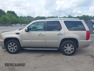 2008 Cadillac Escalade z VIN 1GYEC63868R143876, wystawiony jako IAAI lot #42177747 z przebiegiem 204 770 mil mil oraz . Historia ofert i sprzedaży dostępna na DreamBid. Obrazek 14.