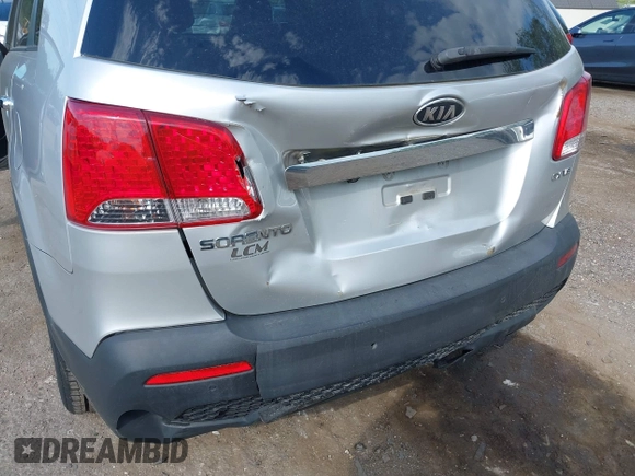 2013 Kia Sorento EX z VIN 5XYKUDA22DG413039, wystawiony jako IAAI lot #42197700 z przebiegiem 132 381 mil mil oraz . Historia ofert i sprzedaży dostępna na DreamBid. Obrazek 6.