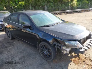 2010 Ford Fusion SE z VIN 3FAHP0HA0AR305923, wystawiony jako IAAI lot #42150249 z przebiegiem 141 499 mil mil oraz . Historia ofert i sprzedaży dostępna na DreamBid. Obrazek 1.