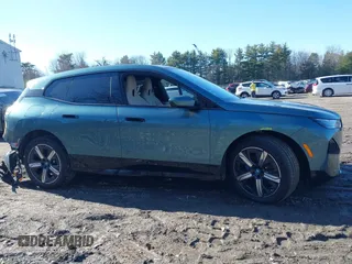 2025 BMW iX xDrive50 z VIN WB523CF09SCS94052, wystawiony jako IAAI lot #41822349 z przebiegiem 1233 mil mil oraz . Historia ofert i sprzedaży dostępna na DreamBid. Obrazek 13.