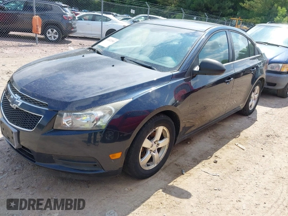 2014 Chevrolet Cruze 1LT z VIN 1G1PC5SB4E7246364, wystawiony jako IAAI lot #42422381 z przebiegiem 171 725 mil mil oraz . Historia ofert i sprzedaży dostępna na DreamBid. Obrazek 2.